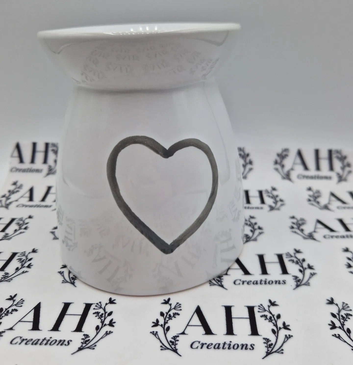 White ceramic burner with grey heart